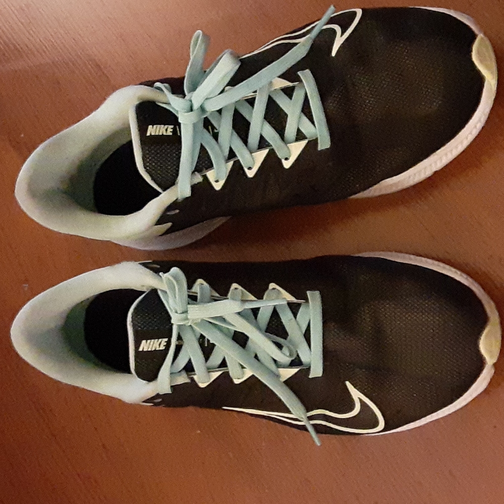 Nike Quest running shoe black aqua white soles size 9 Excellent used condition…